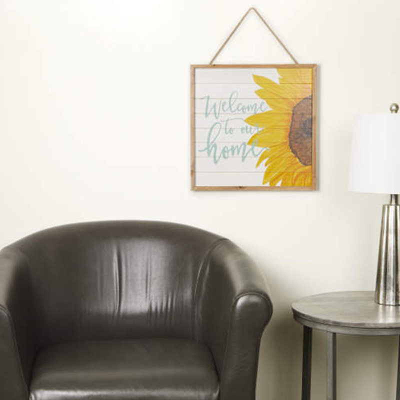 پلاک دیواری چوب آفتابگردان آویزان 'به خانه ما خوش آمدید'.